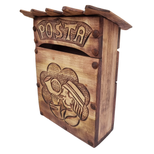 Faragott fa postaláda, kürtöt fújó postás motívummal